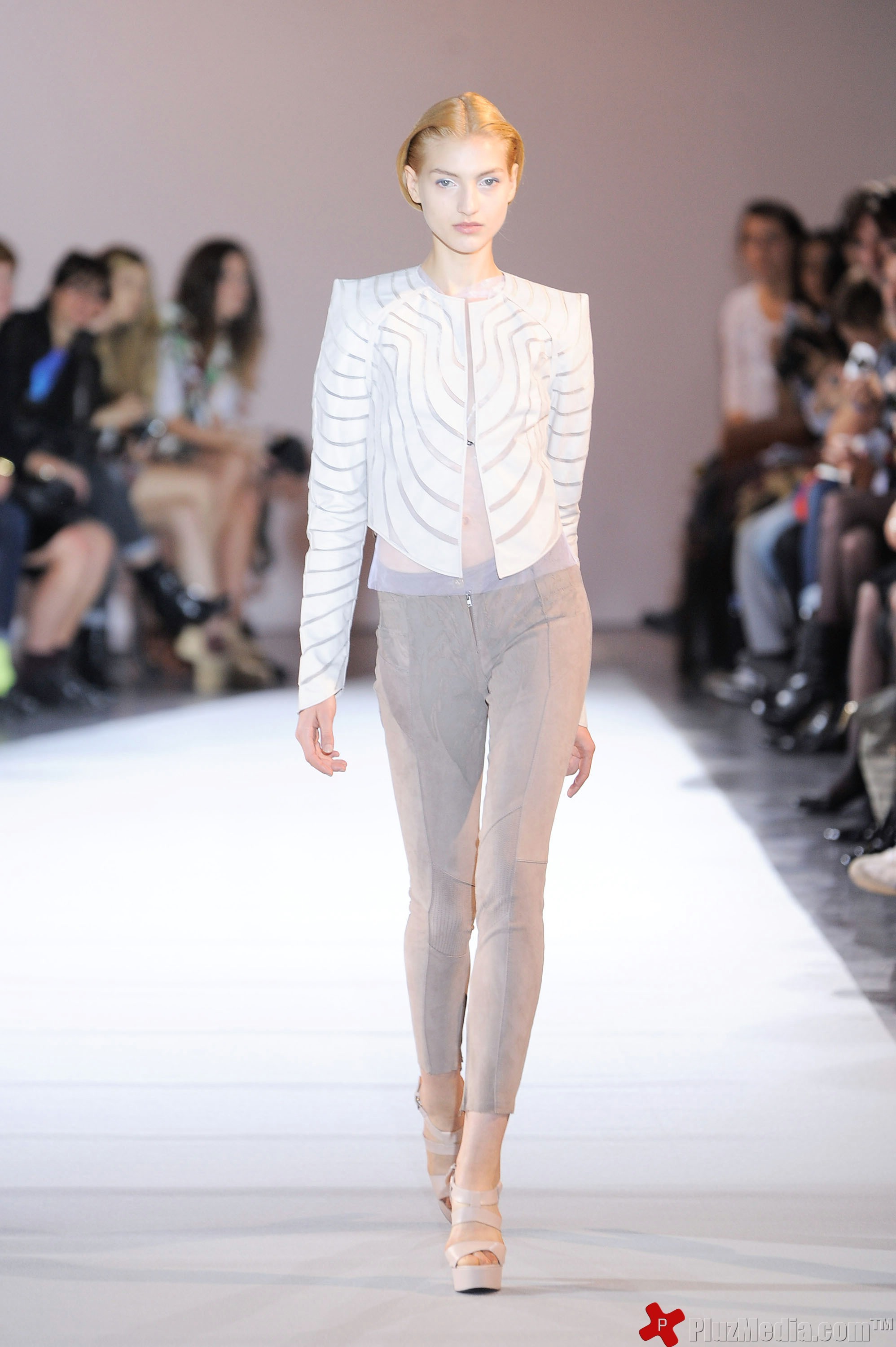 Paris Fashion Week Spring Summer 2012 Ready To Wear - Arzu Kaprol - Runway | Picture 96174